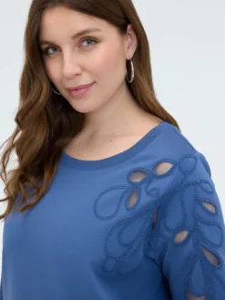 Felpa con ricamo floreale e cut out