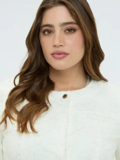 Giacca in denim bianco con ricamo floreale