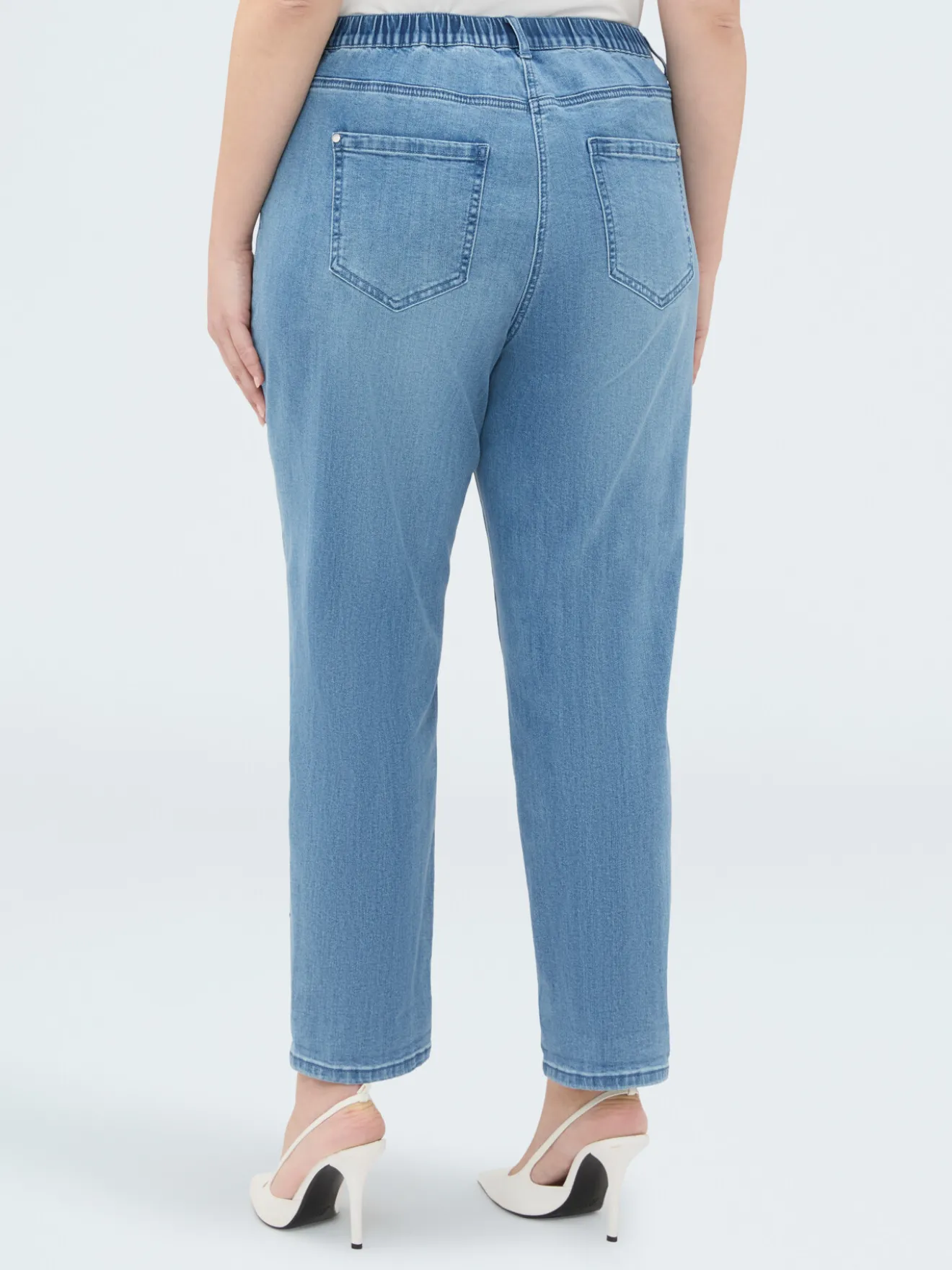 Jeans Barrel con ricamo floreale