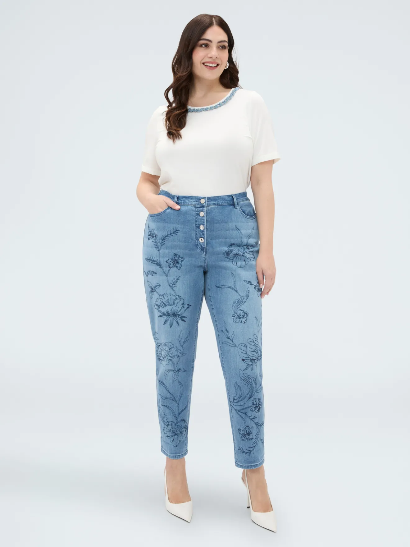 Jeans Barrel con ricamo floreale