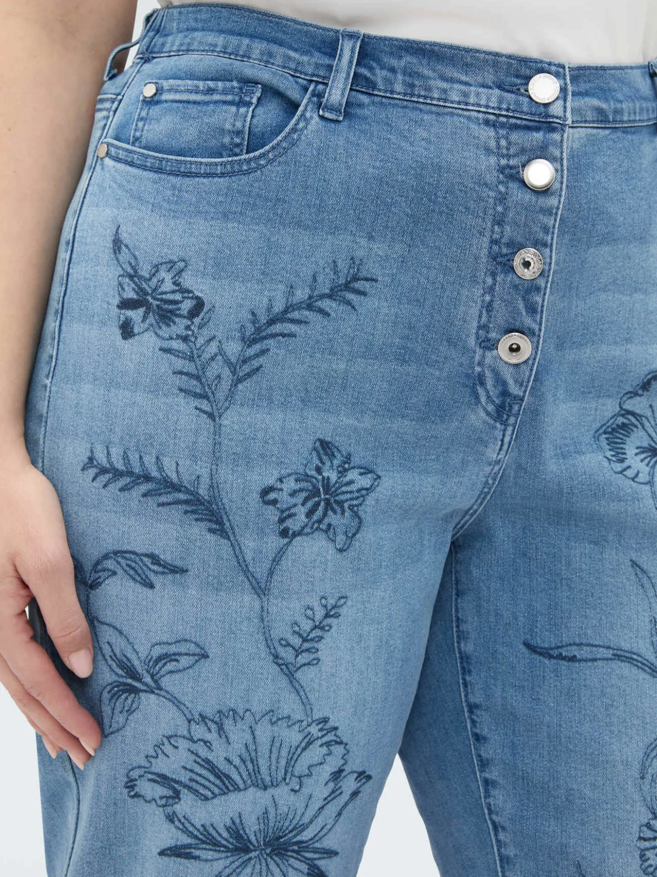 Jeans Barrel con ricamo floreale