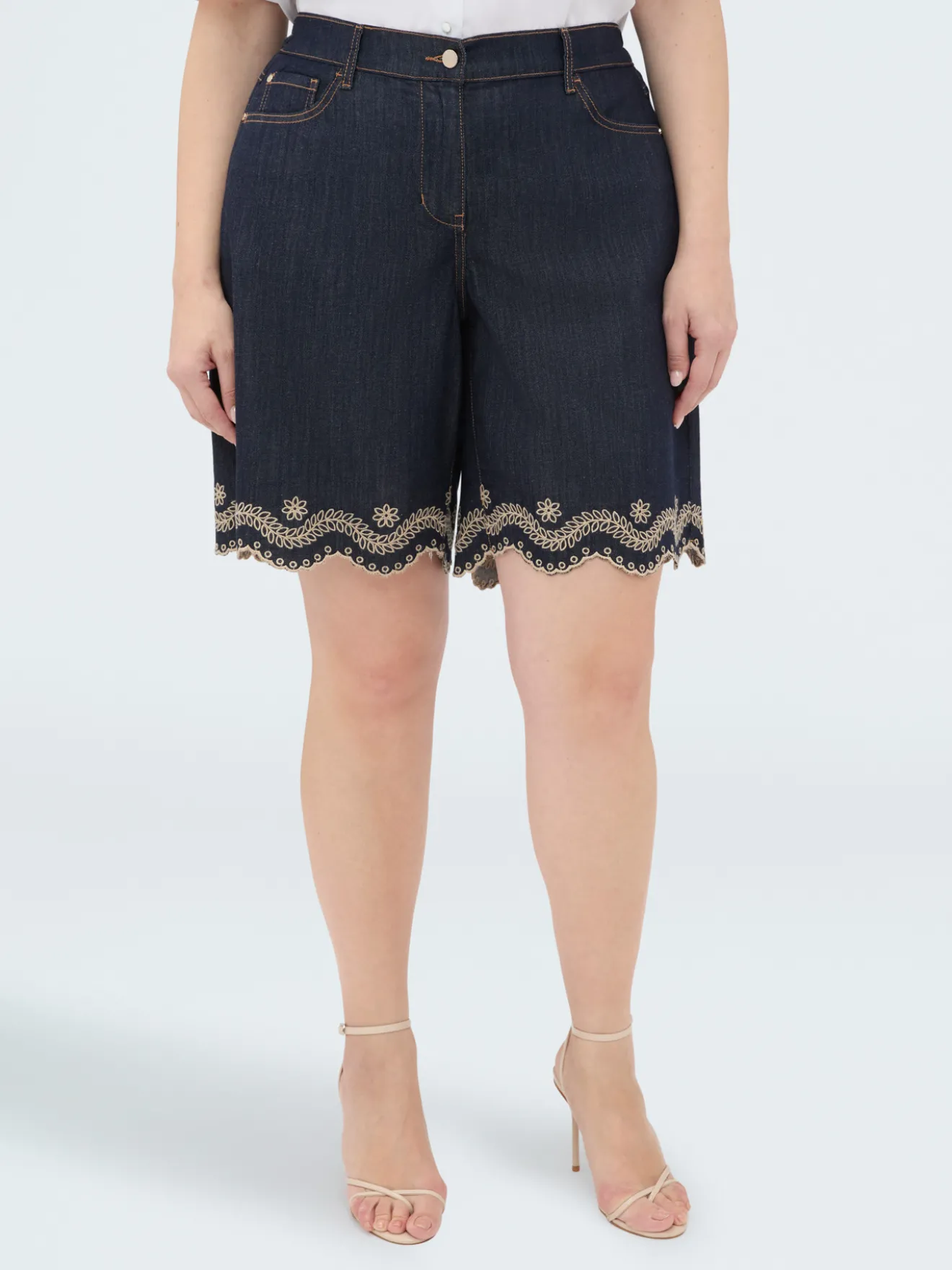 Jeans bermuda con ricamo san gallo