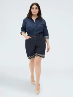 Jeans bermuda con ricamo san gallo