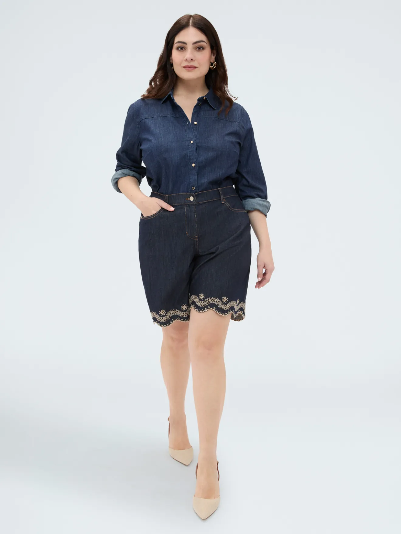 Jeans bermuda con ricamo san gallo