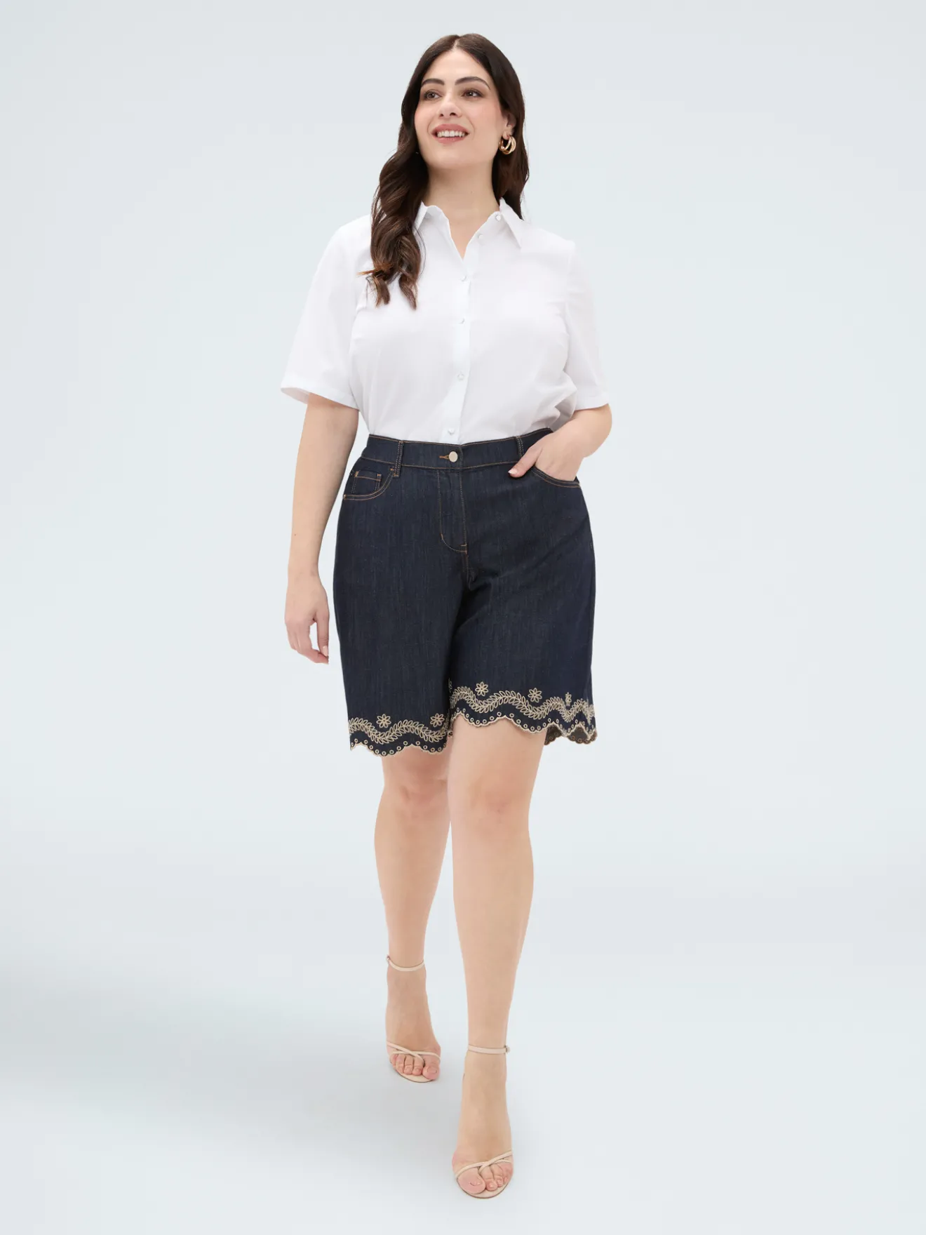 Jeans bermuda con ricamo san gallo