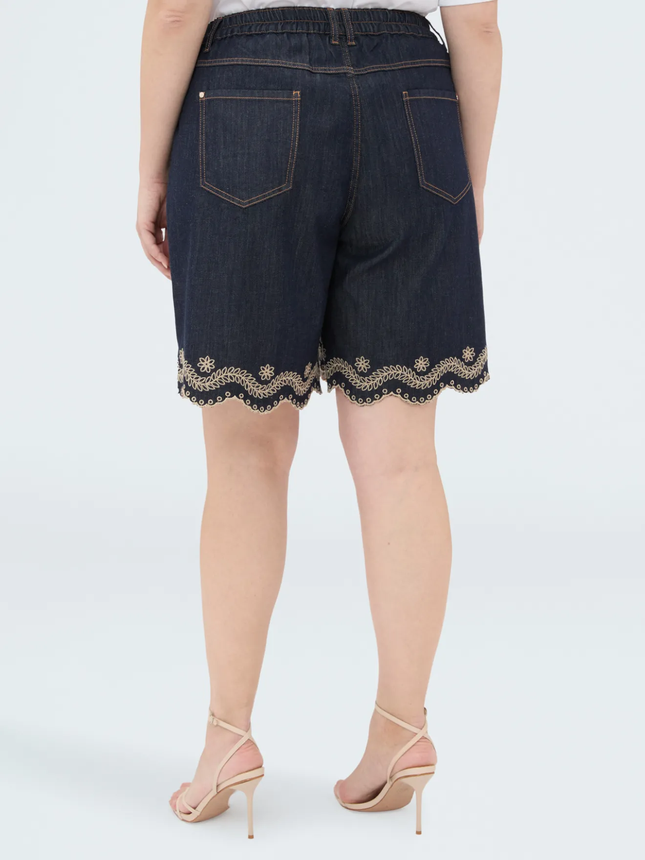 Jeans bermuda con ricamo san gallo