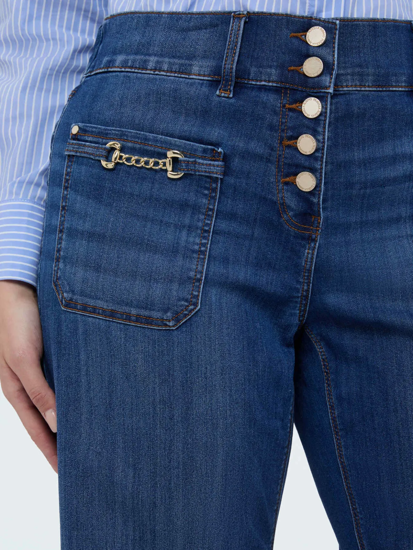 Jeans cropped con dettaglio catenella sulle tasche