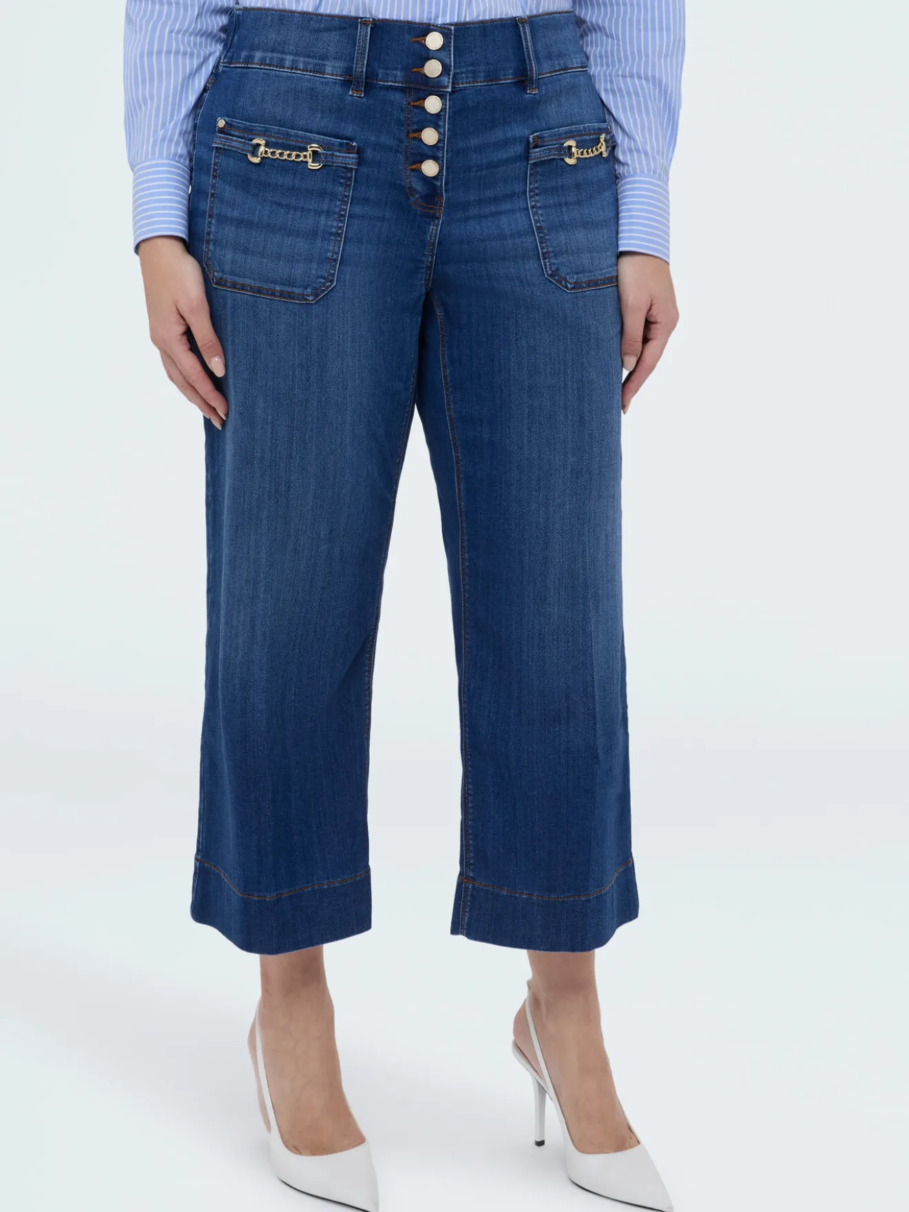 Jeans cropped con dettaglio catenella sulle tasche