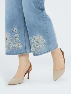 Jeans cropped con ricamo floreale