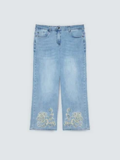 Jeans cropped con ricamo floreale
