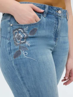 Jeans Flare con ricami floreali