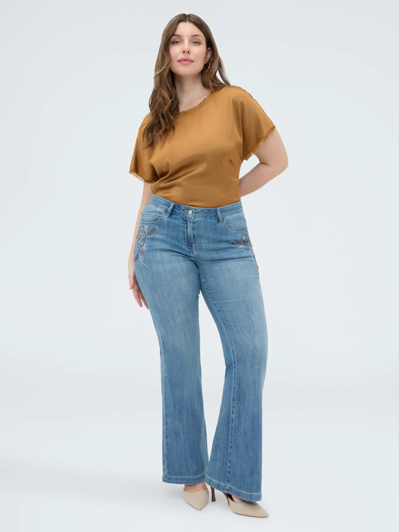 Jeans Flare con ricami floreali