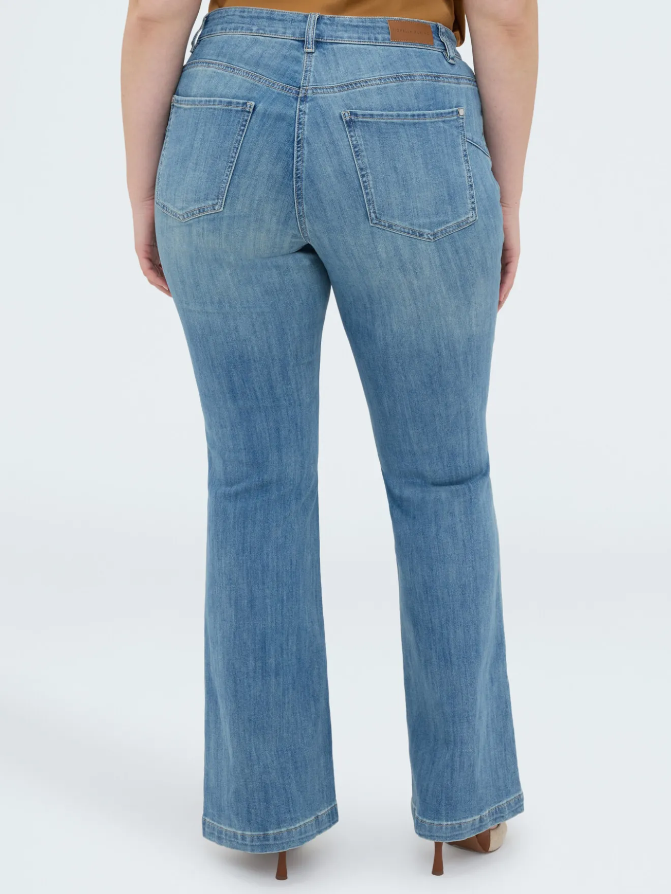 Jeans Flare con ricami floreali