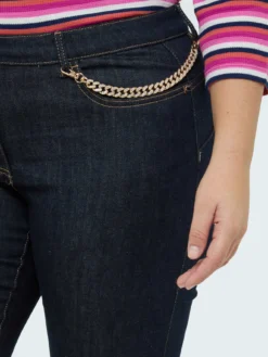 Jeans Kick Flare con catenella decorativa