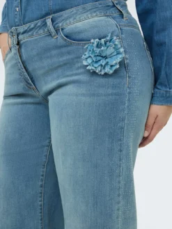 Jeans Wide Leg con spilla floreale