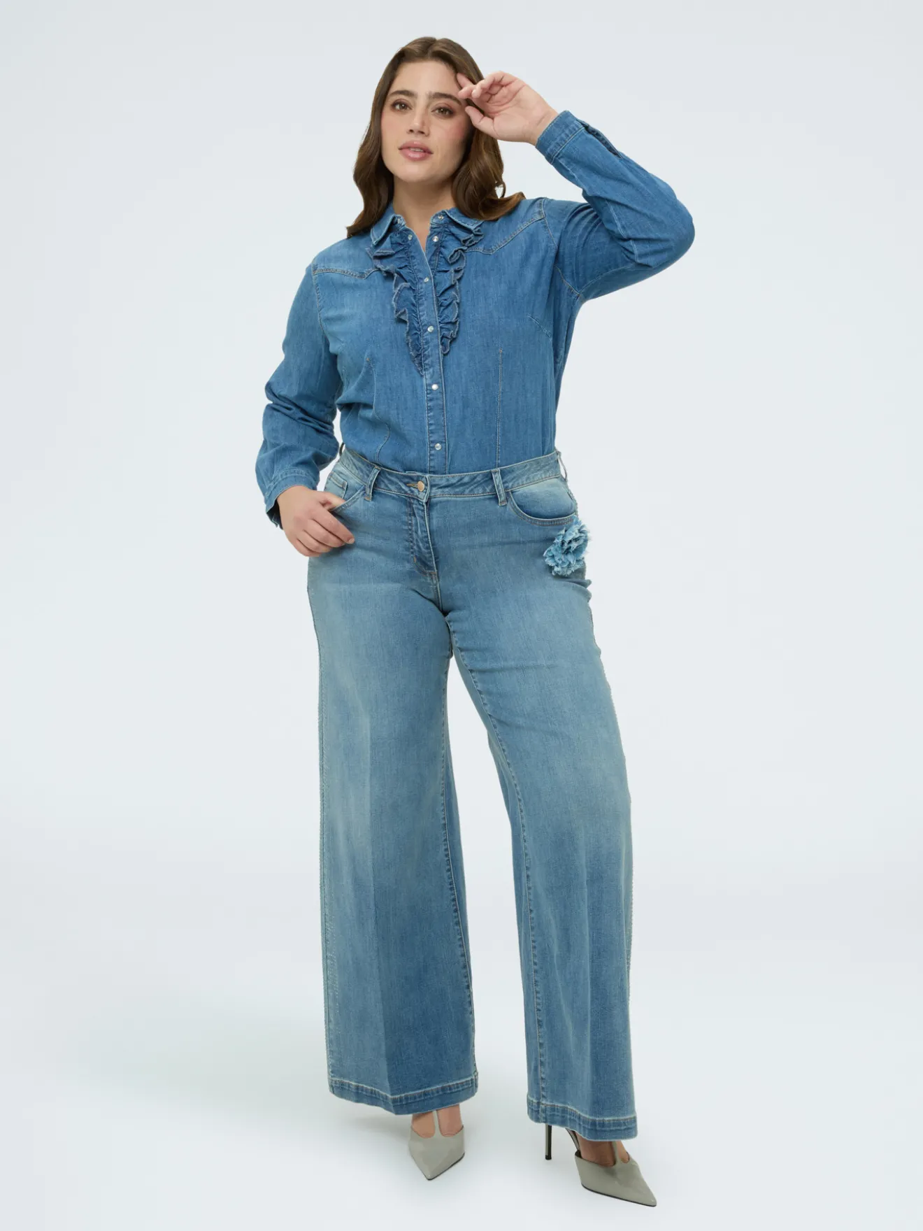 Jeans Wide Leg con spilla floreale
