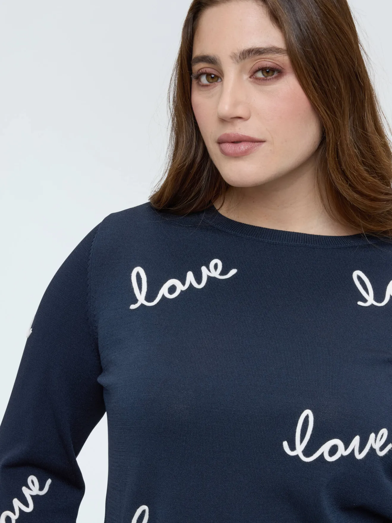 Maglia con ricamo love
