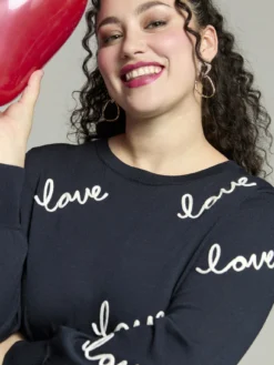 Maglia con ricamo love