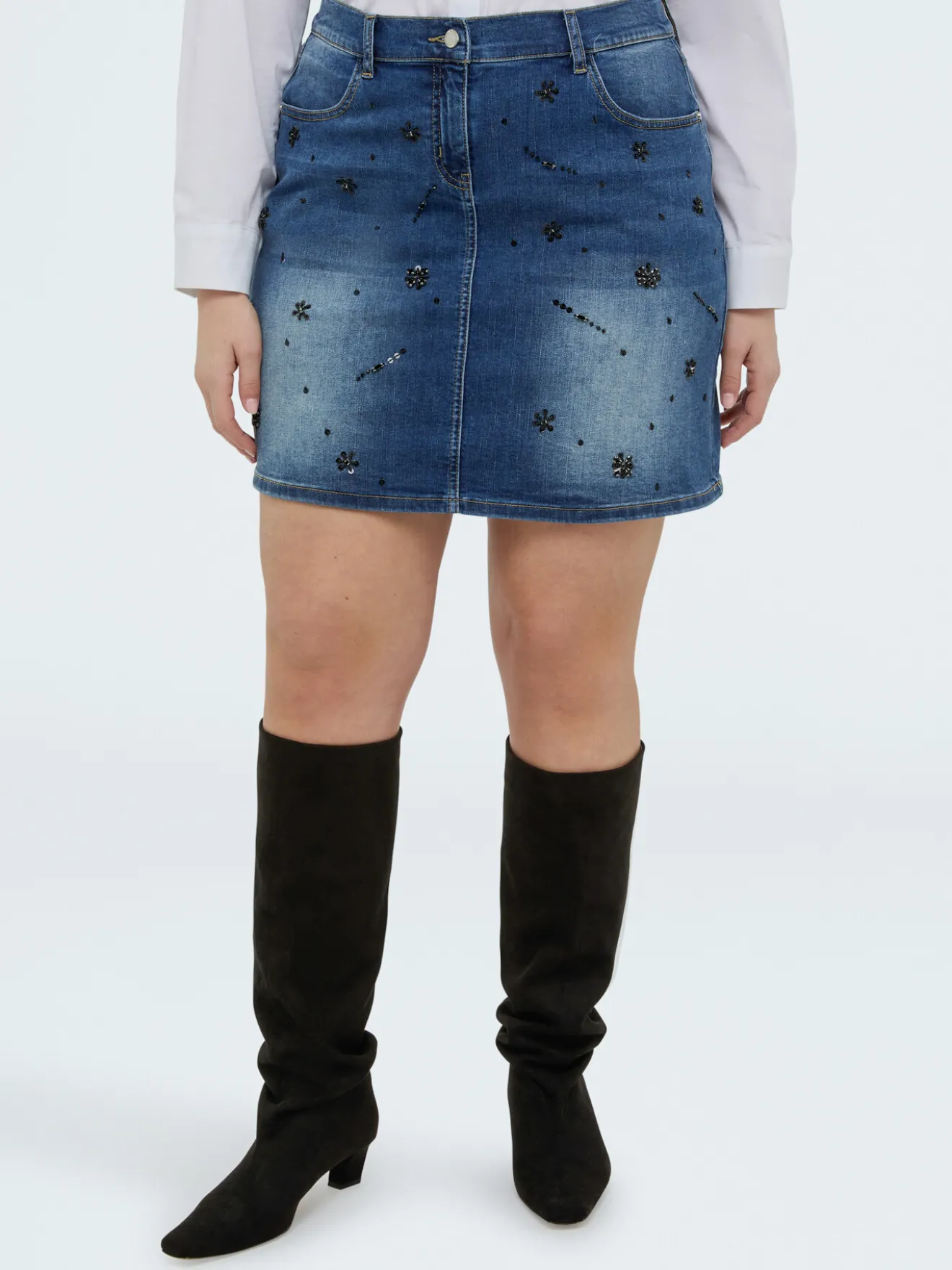 Minigonna in denim con applicazioni