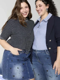 Minigonna in denim con applicazioni