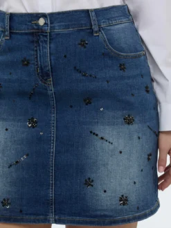 Minigonna in denim con applicazioni