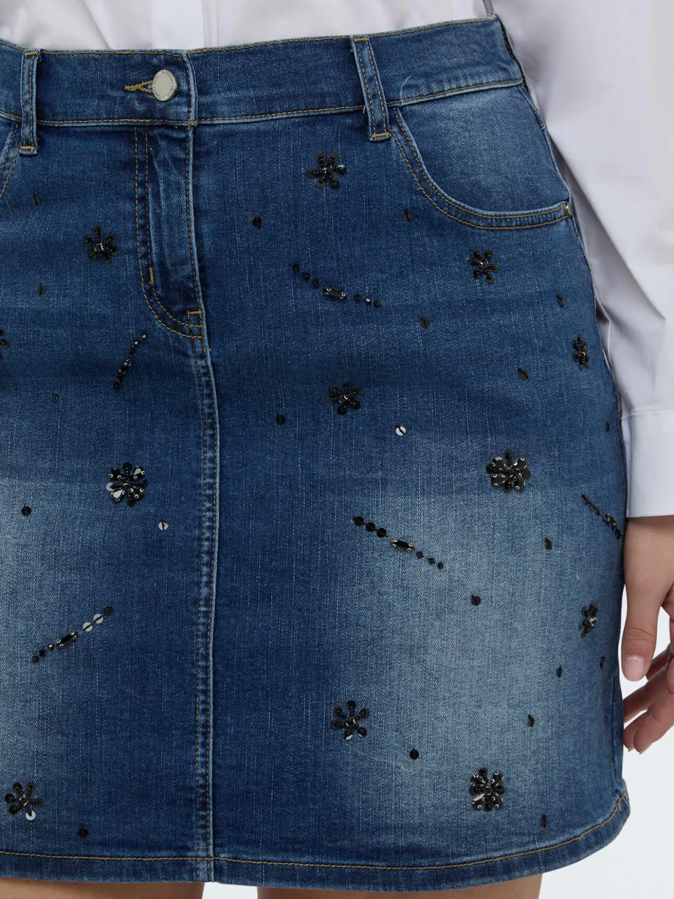 Minigonna in denim con applicazioni