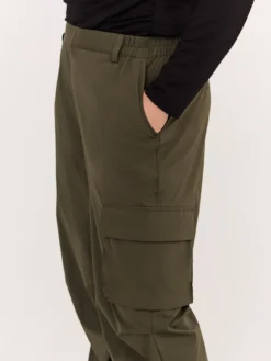 Pantaloni cargo in nylon