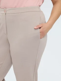 Pantaloni Carrot Fit in tessuto stretch
