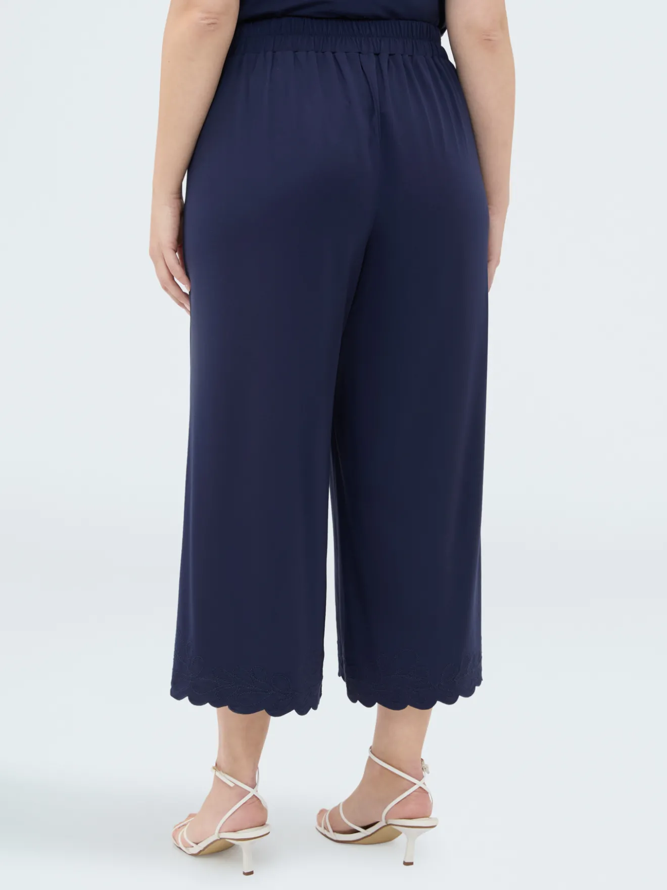 Pantaloni cropped con orlo ricamato