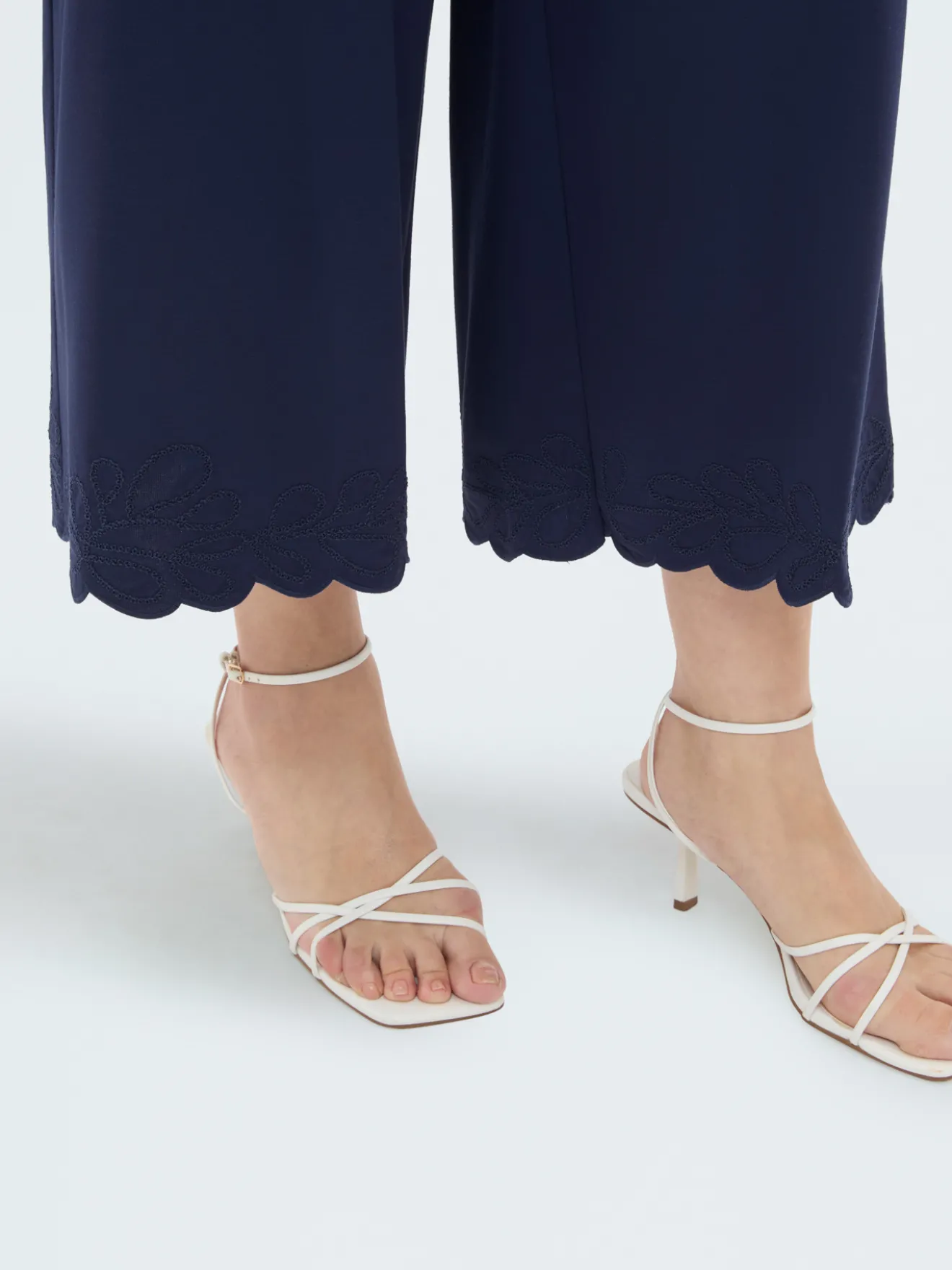 Pantaloni cropped con orlo ricamato