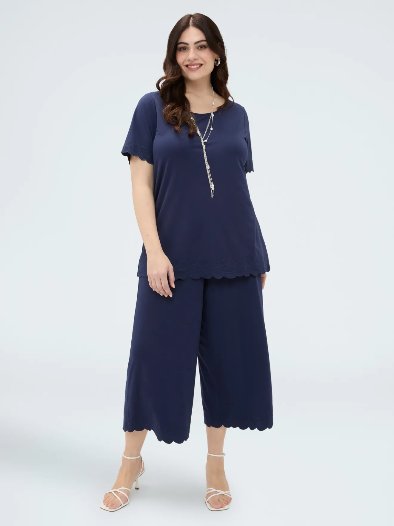 Pantaloni cropped con orlo ricamato