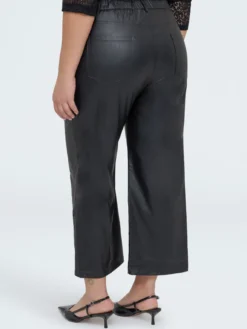 Pantaloni cropped in tessuto spalmato con motivi floreali