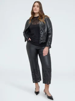 Pantaloni cropped in tessuto spalmato con motivi floreali