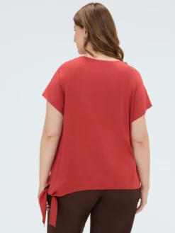 Top con applicazioni paillettes e nodo
