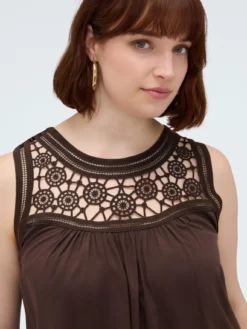 Top con pizzo