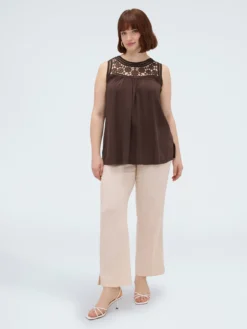 Top con pizzo