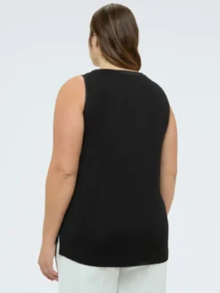 Top con scollo V e dettaglio in pizzo