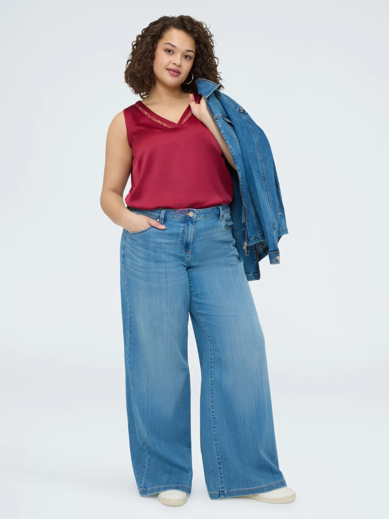 Top con scollo V e dettaglio in pizzo