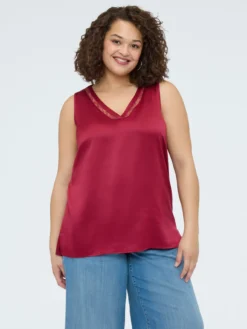 Top con scollo V e dettaglio in pizzo