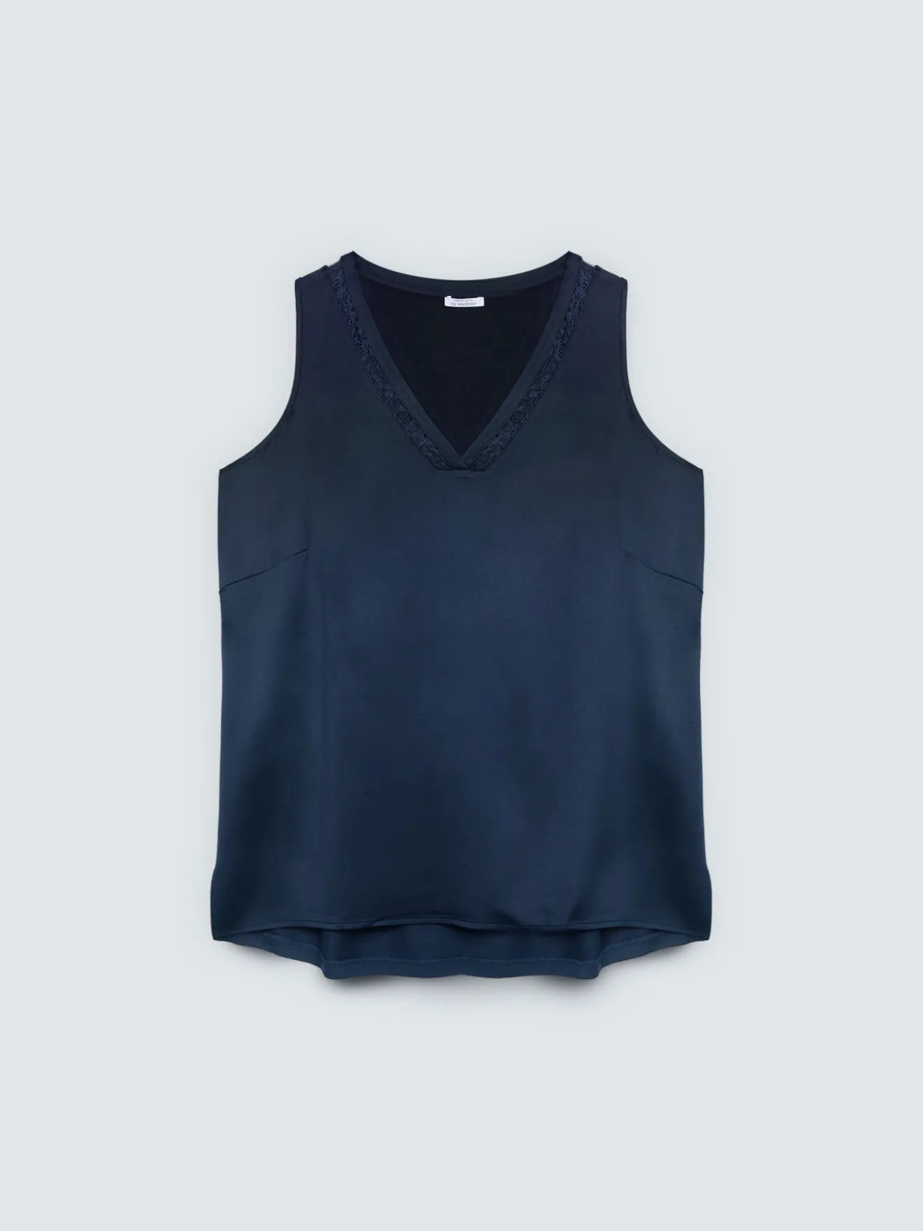 Top con scollo V e dettaglio in pizzo