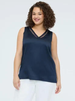 Top con scollo V e dettaglio in pizzo