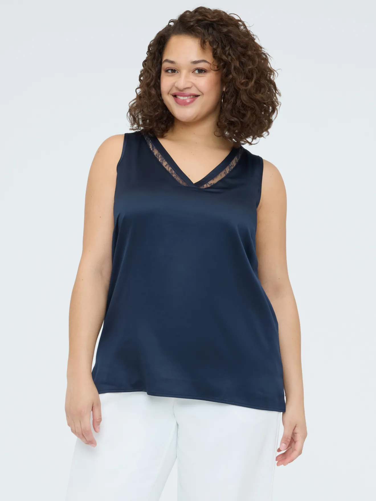 Top con scollo V e dettaglio in pizzo