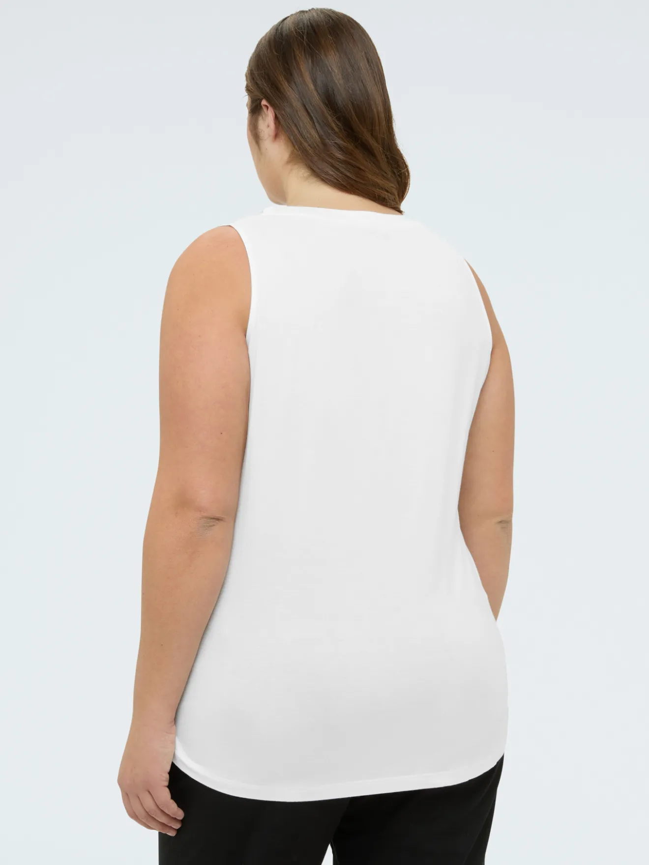 Top con scollo V e dettaglio in pizzo