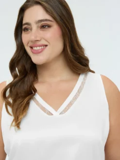 Top con scollo V e dettaglio in pizzo