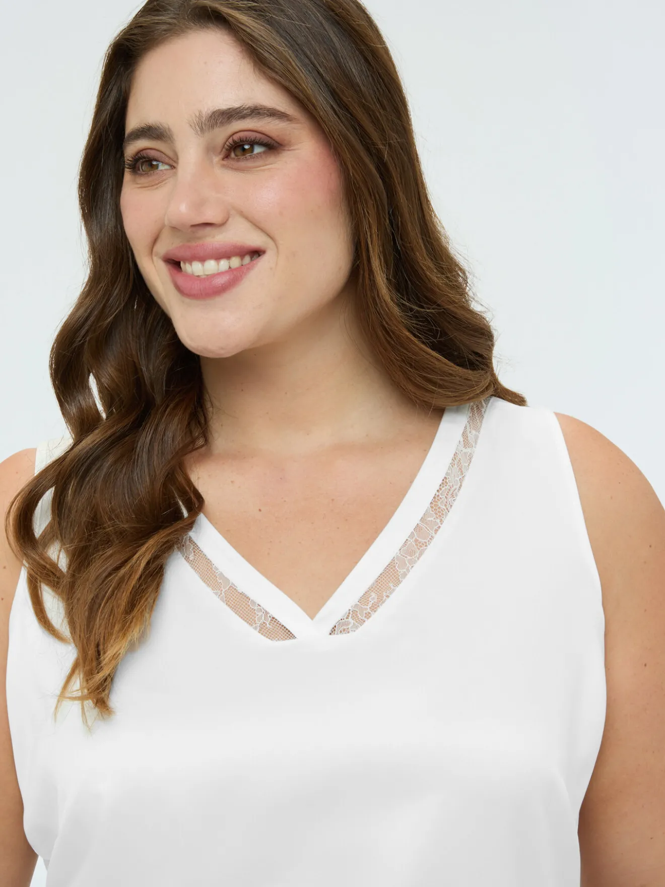 Top con scollo V e dettaglio in pizzo