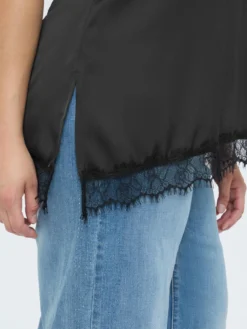Top in raso con dettagli in pizzo