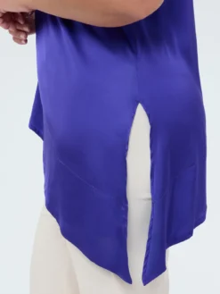 Top in raso con orlo asimmetrico