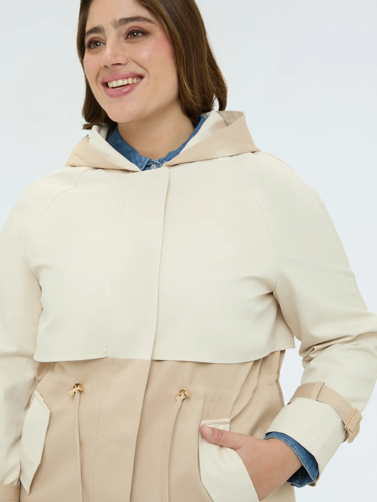 Trench bicolore con cappuccio