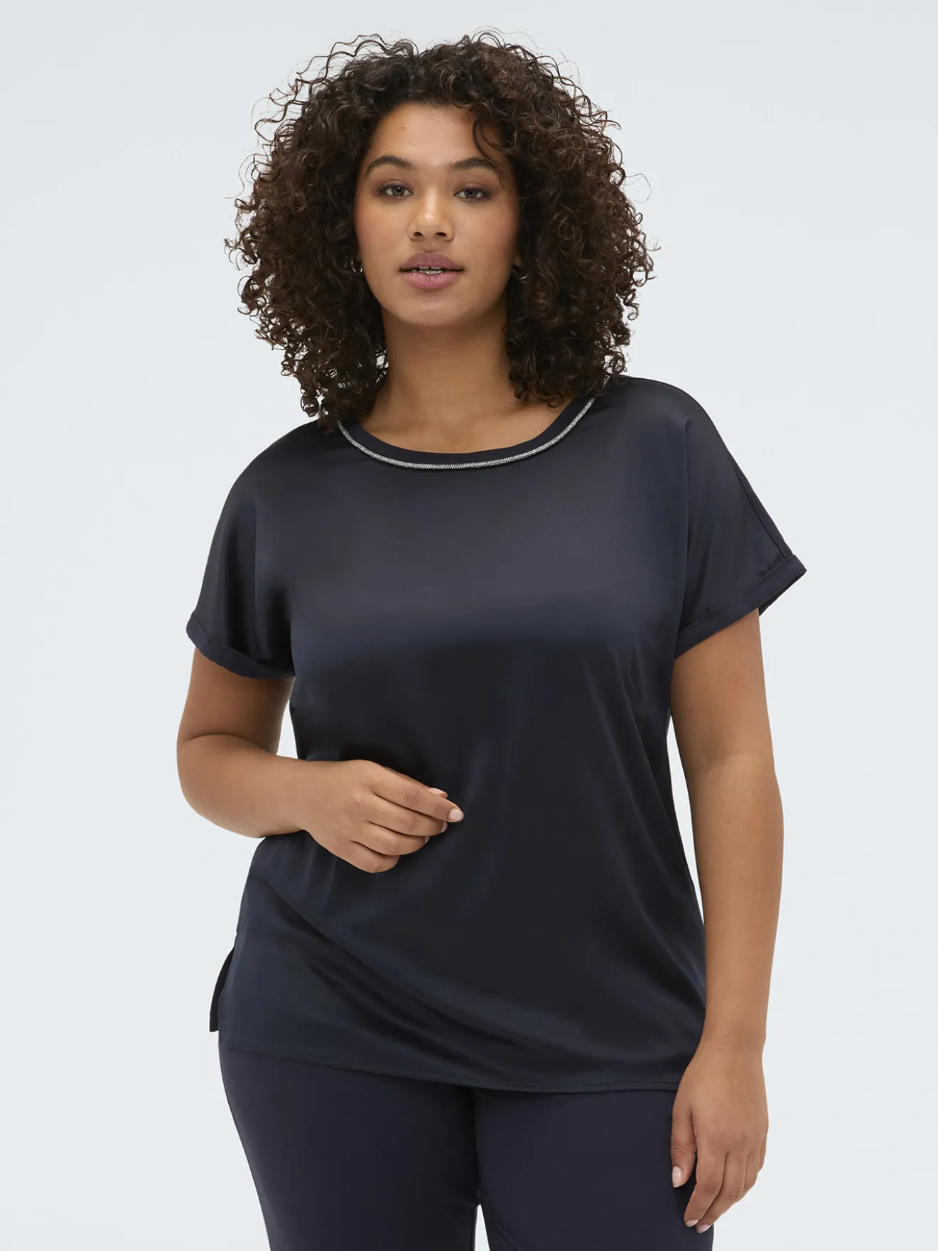 T-shirt bimaterica con applicazioni luminose