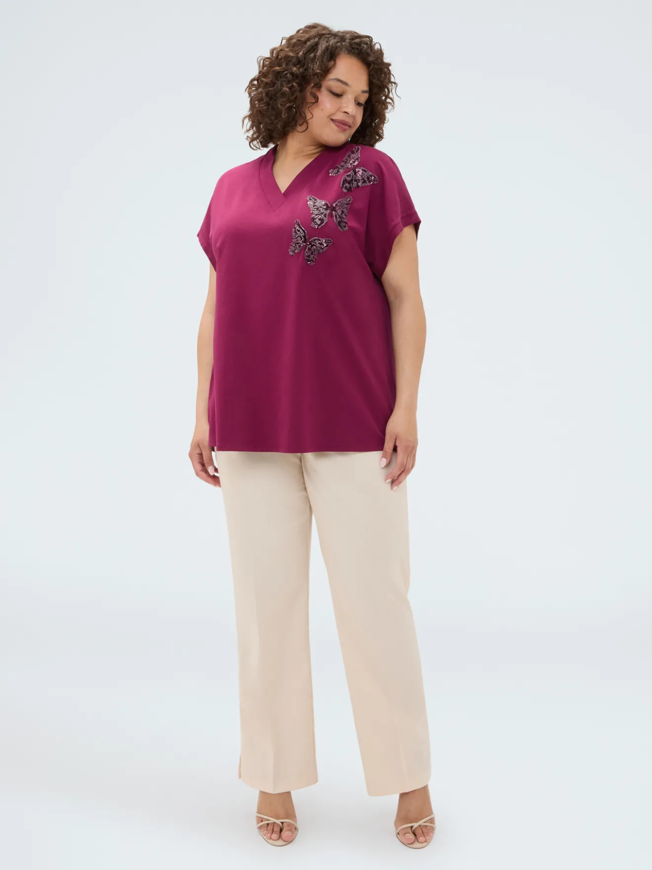 T-shirt bimaterica con farfalle in paillettes